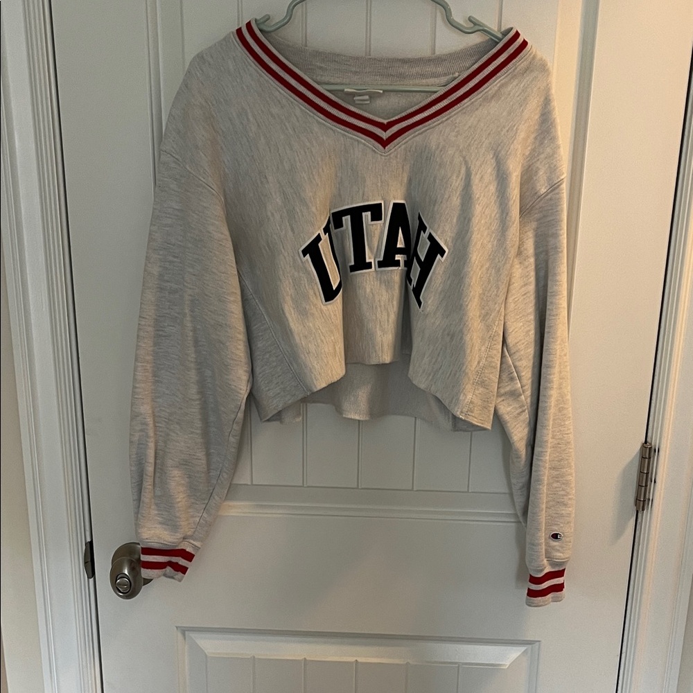 Light gray university of Utah V-neck cropped pullover